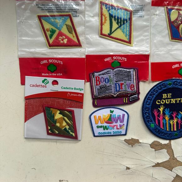 Lot of Girl Scouts Iron On Badges and Pins Brand New - Picture 4 of 8